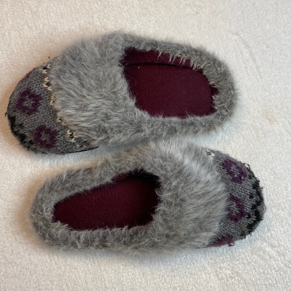 Girls Deluxe by DearFoam Slippers- size small